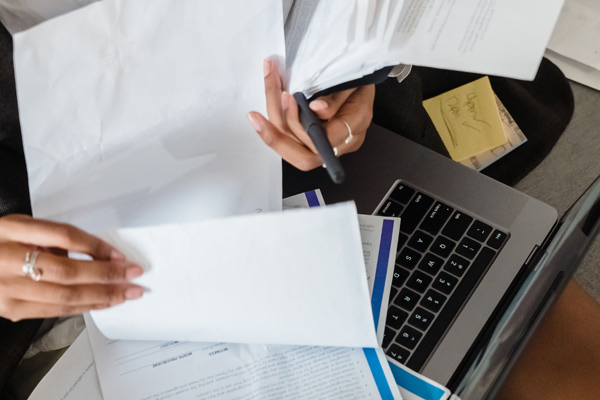 Démarches administratives à effectuer après le décès d'un proche