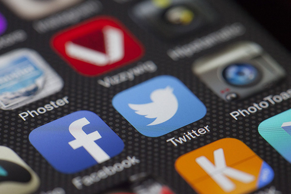 Fermer les comptes sur les réseaux sociaux après un décès
